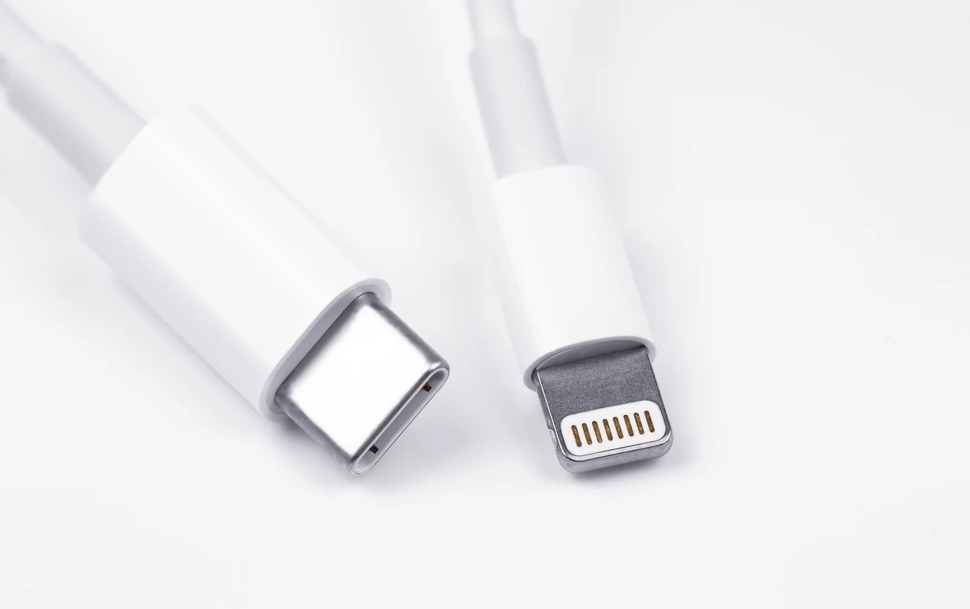Po lewej USB-C, po prawej Lightning