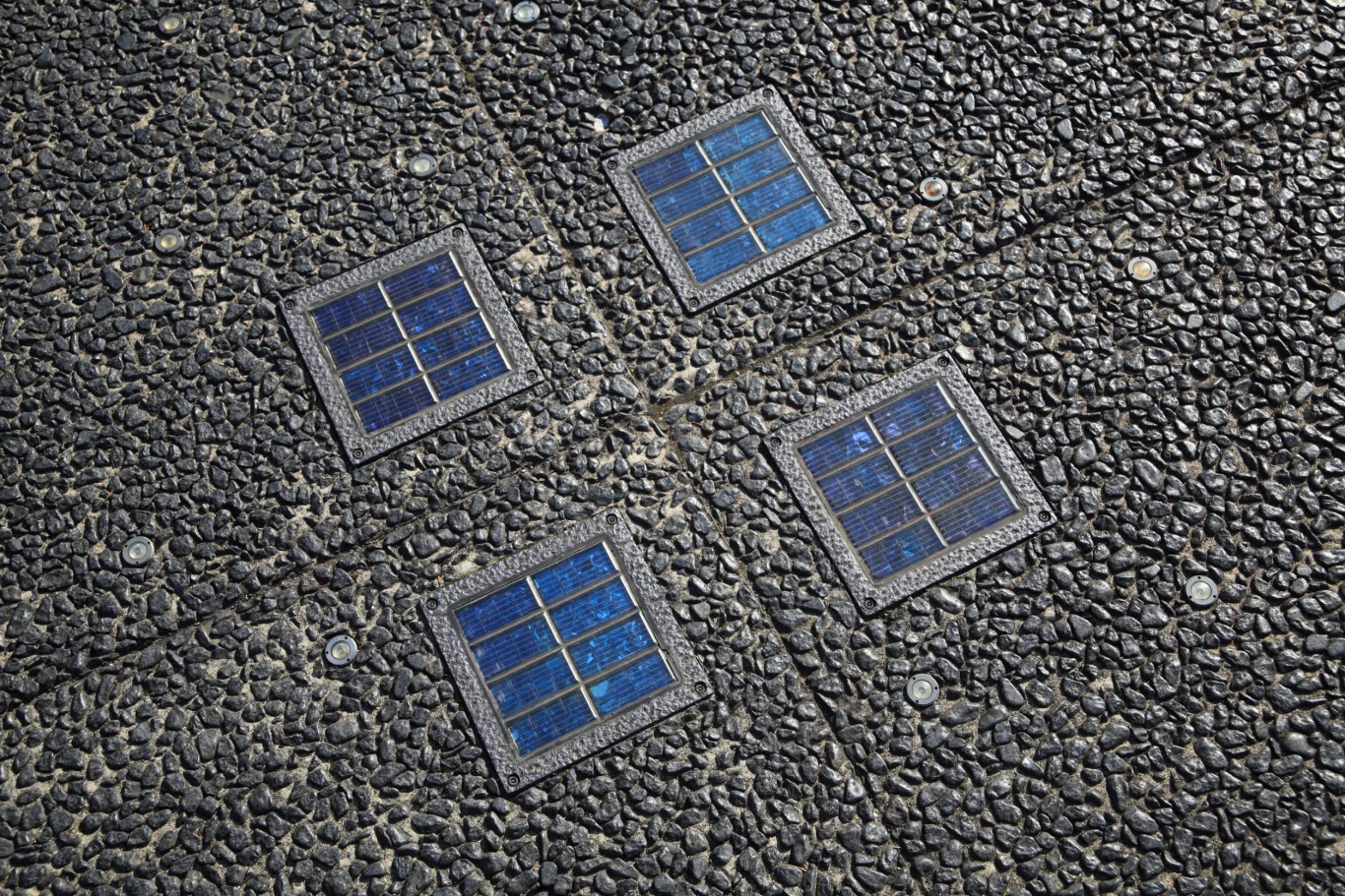 Gdyby chodnik pracował z pełną wydajnością, byłby w stanie dostarczyć prąd do 18 gospodarstw domowych. Gdyby chodnik pracował z pełną wydajnością, byłby w stanie dostarczyć prąd do 18 gospodarstw domowych.