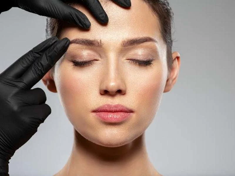 Poprawa owalu twarzy, zredukowanie widocznych zmarszczek, poprawa jędrności i elastyczności skóry - to tylko niektóre zalety, które dostrzeżemy po przeprowadzeniu zabiegu na twarz