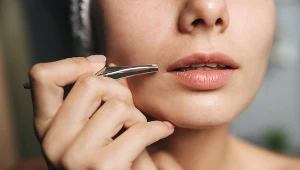 Owłosienie na twarzy u kobiet najczęściej wynika ze zmian hormonalnych, ale może też wskazywać na PCOS