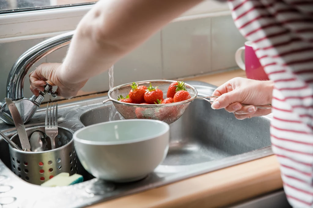 Istnieje wiele powodów, dla których powinniśmy myć truskawki przed spożyciem. Jednym z nich jest częsta obecność osadów ze sztucznych nawozów