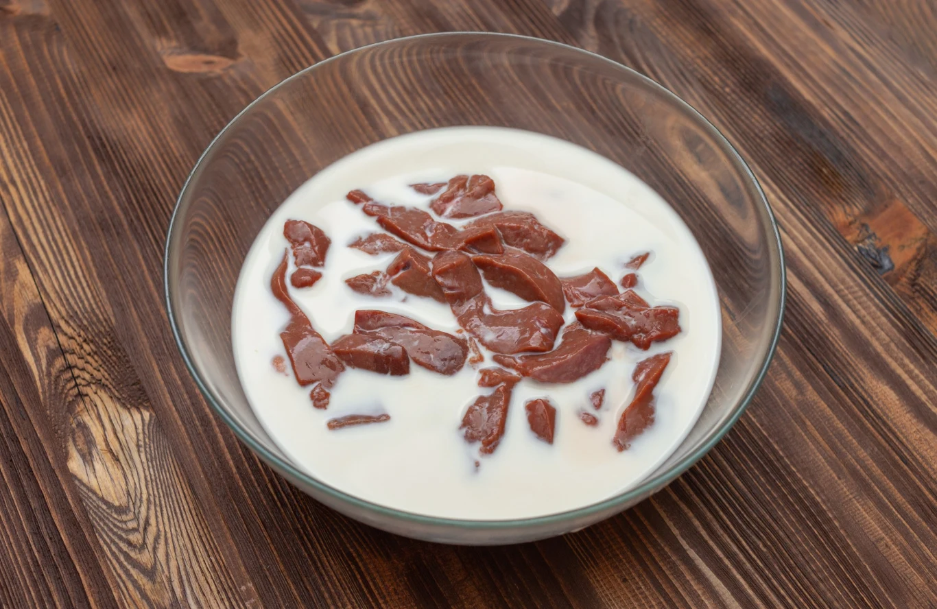 Wątróbkę warto wcześniej wymoczyć w mleku. Jej smak i zapach będą wówczas delikatniejsze