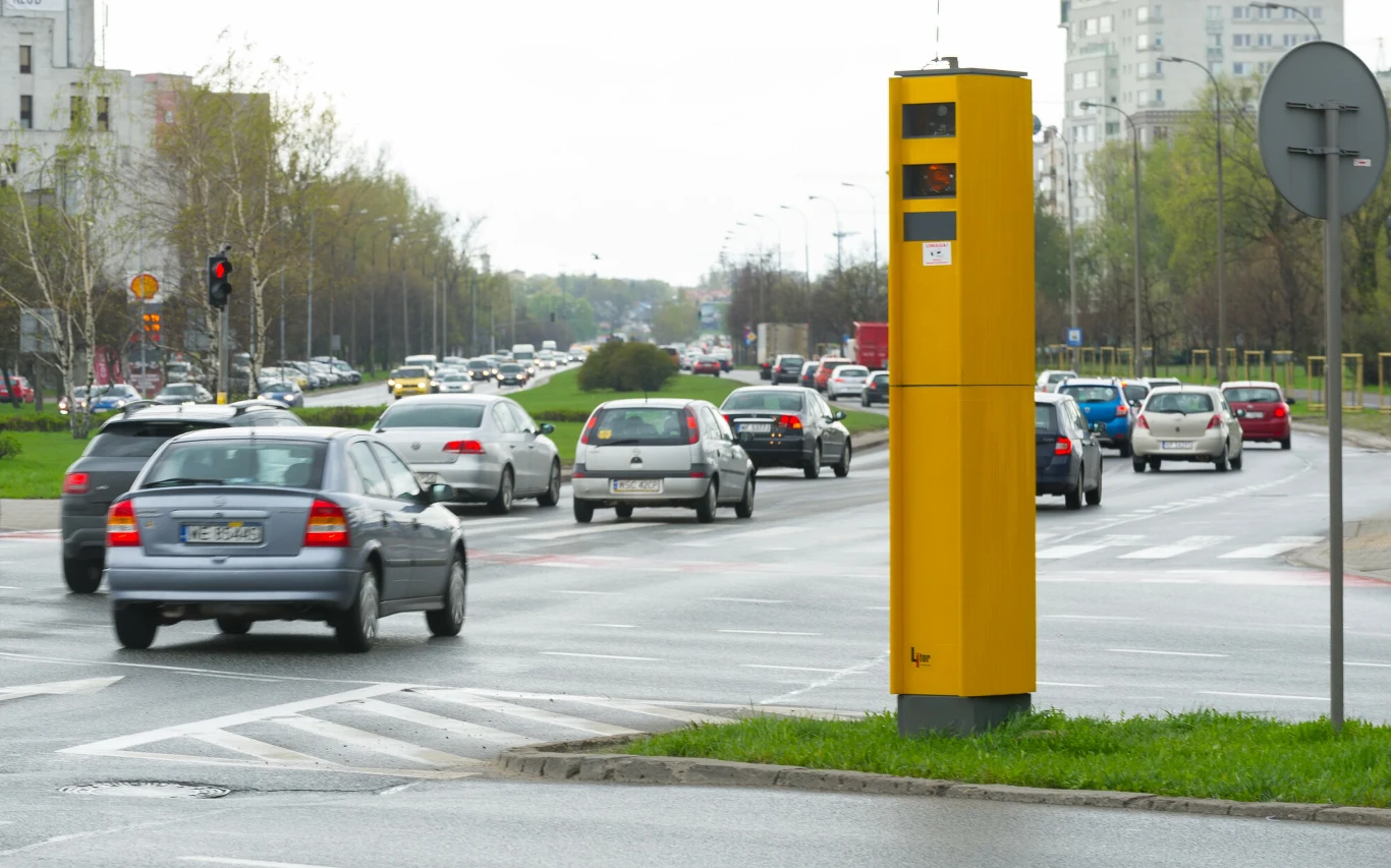 Fotoradar z pętlą magnetyczną, zamiast głowicy emitującej mikrofale, korzysta z wyciętych w jezdni paneli indukcyjnych.