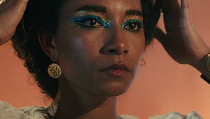 Adele James w serialu "Królowa Kleopatra"