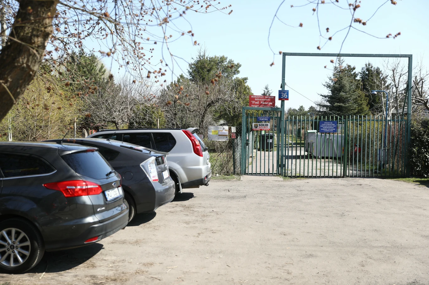 Zakaz naprawiania i mycia pojazdów mechanicznych obowiązuje też na wyznaczonych miejsca do parkowania na terenie ROD