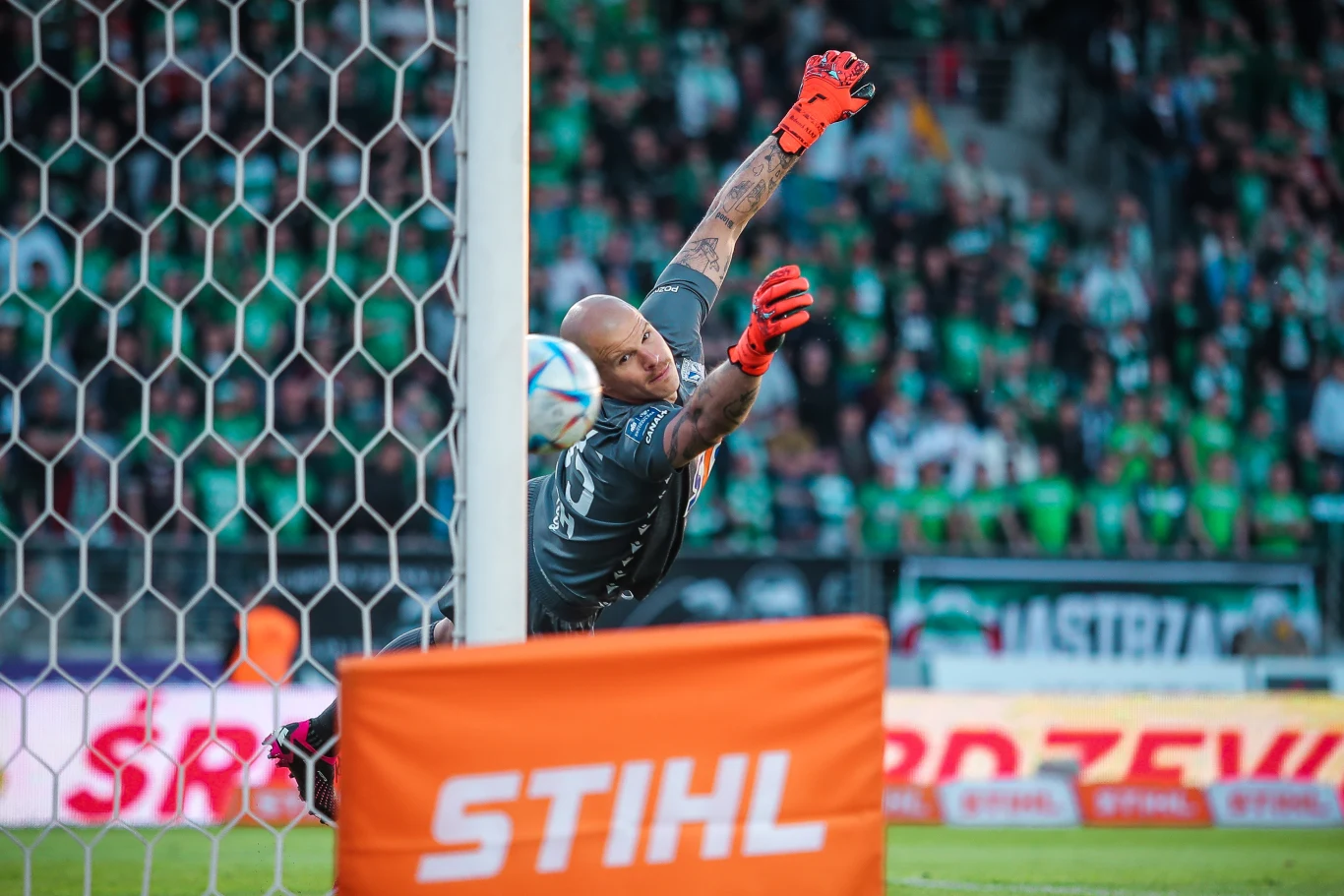 Filip Bednarek nie sięga piłki po uderzeniu Leonardo Rochy. Gol dla Radomiaka na 1-0 w meczu z Lechem Poznań Filip Bednarek nie sięga piłki po uderzeniu Leonardo Rochy. Gol dla Radomiaka na 1-0 w meczu z Lechem Poznań