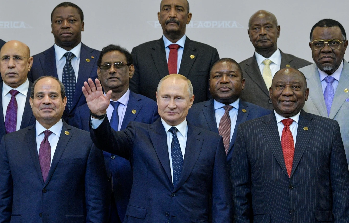 Władimir Putin w towarzystwie przywódców państw afrykańskich w trakcie spotkania w Soczi w 2019 r.