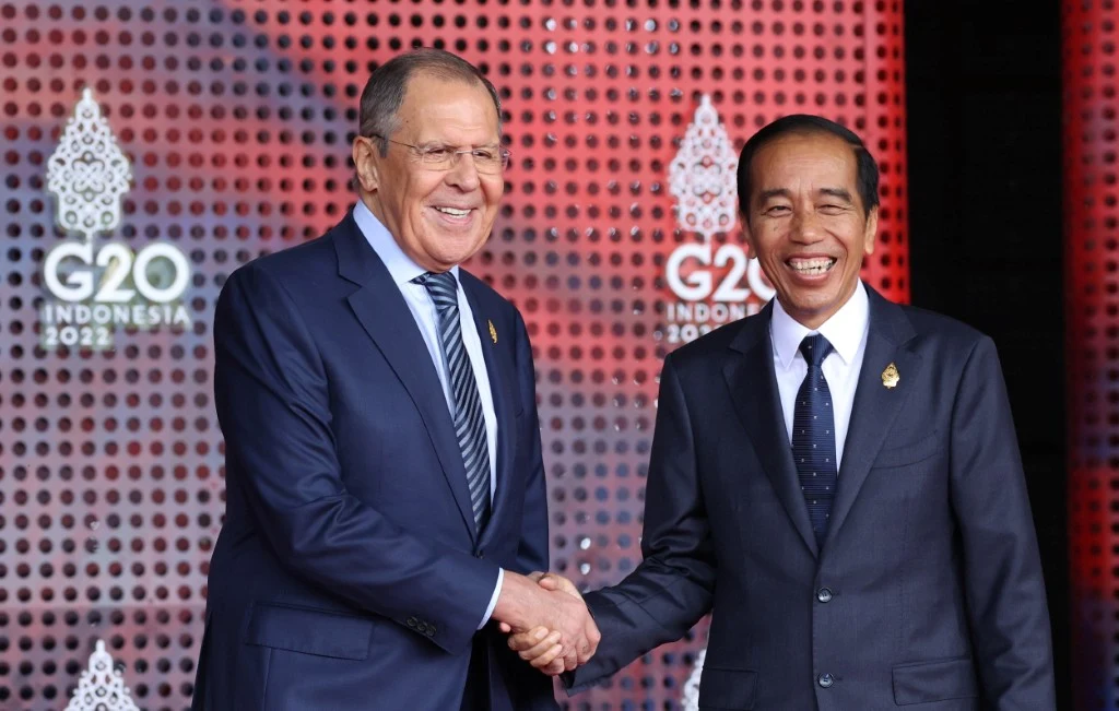 Szczyt G20 na Bali w listopadzie 2022 r. Na zdjęciu szef MSZ Rosji Siergiej Ławrow oraz prezydent Indonezji Joko Widodo