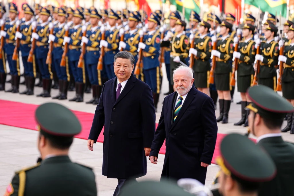 Przywódcy Chin oraz Brazylii: Xi Jinping i Luiz Inacio Lula da Silva w trakcie spotkania w kwietniu br.