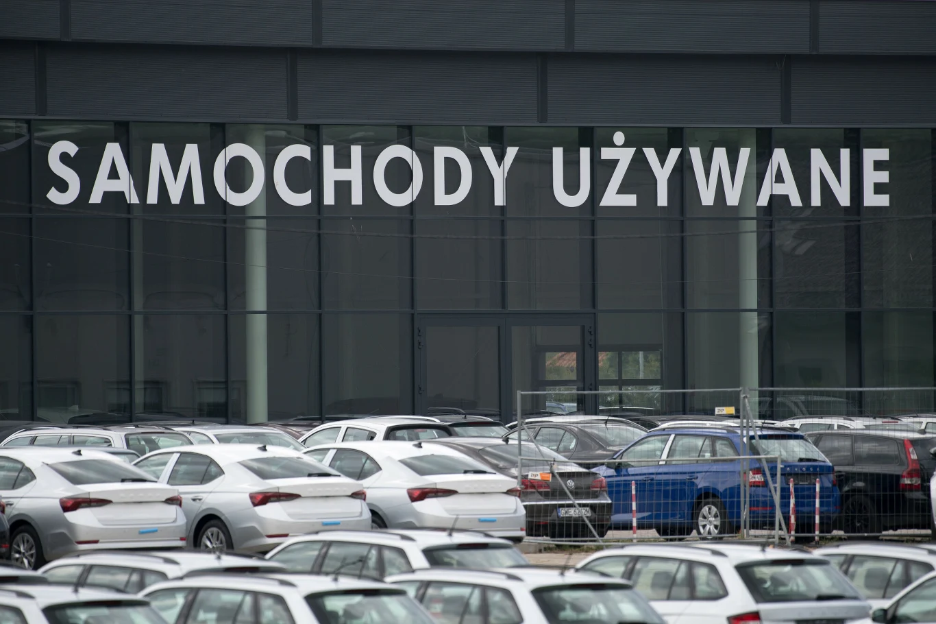Zdaniem Cox Automotive w kolejnych latach czeka nas "nadpodaż" używanych aut elektrycznych i kurczenie się oferty młodych używanych aut z napędem spalinowym. Pierwsze powinny szybko tanieć, drugie - wręcz przeciwnie Zdaniem Cox Automotive w kolejnych latach czeka nas "nadpodaż" używanych aut elektrycznych i kurczenie się oferty młodych używanych aut z napędem spalinowym. Pierwsze powinny szybko tanieć, drugie - wręcz przeciwnie