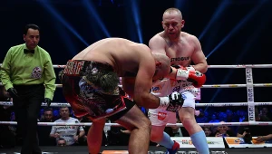 Łukasz Różański (z prawej) i Chorwat Alen Babić podczas walki o mistrzostwo świata WBC w wadze bridger na gali bokserskiej Knockout Boxing Night 27 w Rzeszowie