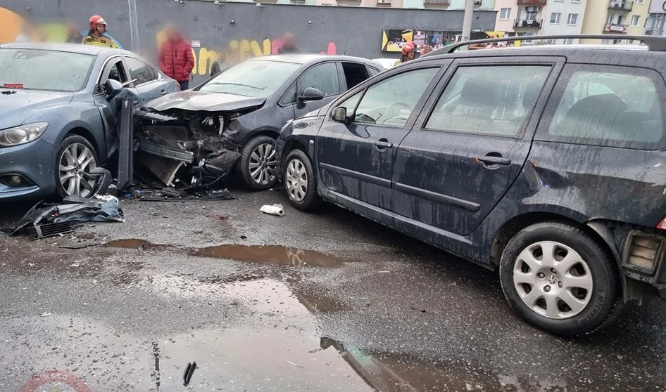 Jazda pod wpływem alkoholu zakończyła się dla kierowcy Volkswagena uszkodzeniem 11 samochodów.