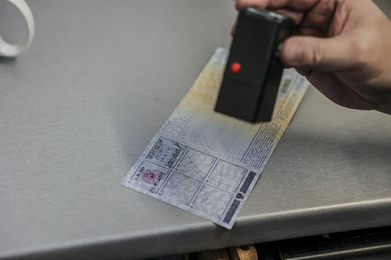 Pieczątka w dowodzie rejestracyjnym potwierdza przejście badania technicznego. Odpowiedni wpis trafia też do rejestru CEPiK