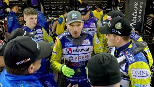 Nerwy kapitana. Wymachiwał do kolegi