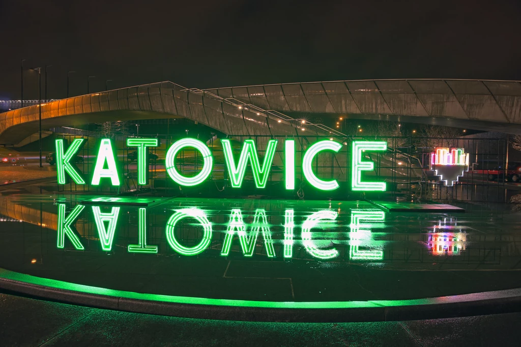 Odnowiony Neon Katowice przed budynkiem NOSPR-u