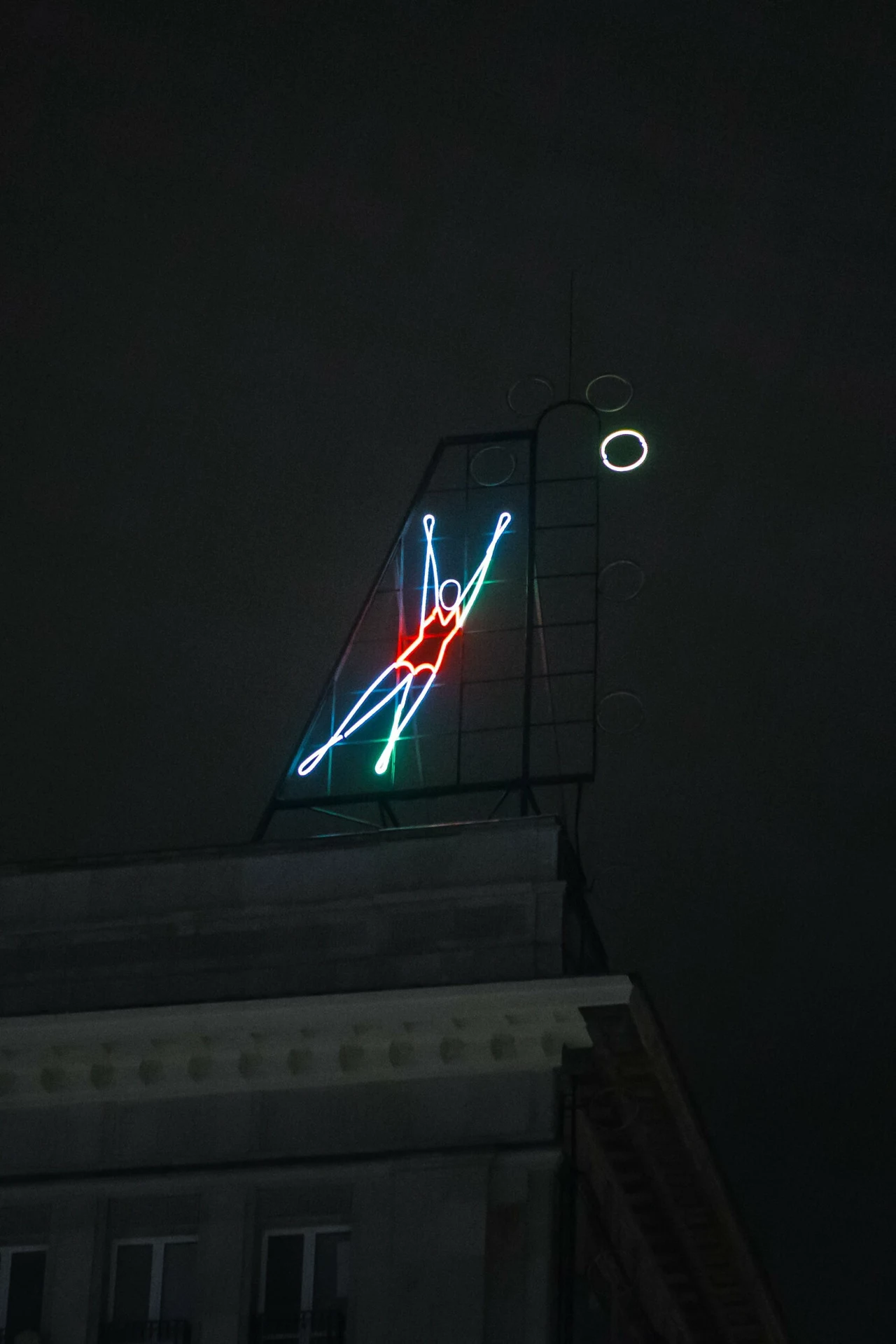 Neon Siatkarka nad pl. Konstytucji w Warszawie