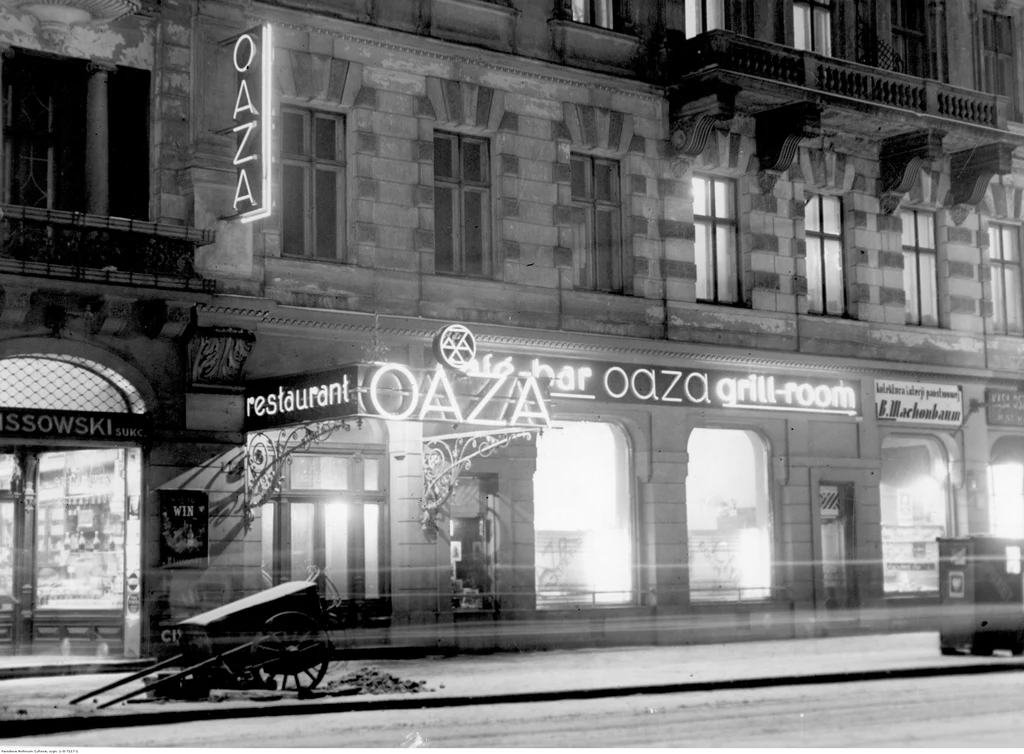 Restauracja "Oaza" w Warszawie - widok zewnętrzny. Widoczne szyldy i neony reklamowe