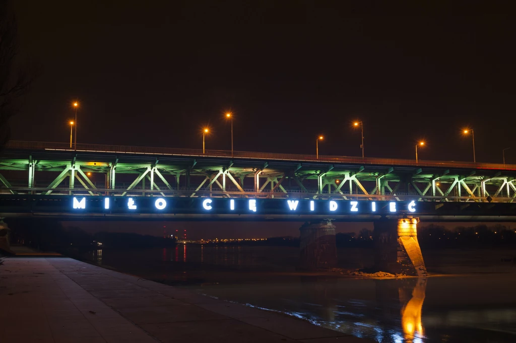 Neon "Miło cię widzieć" w Warszawie na moście Gdańskim