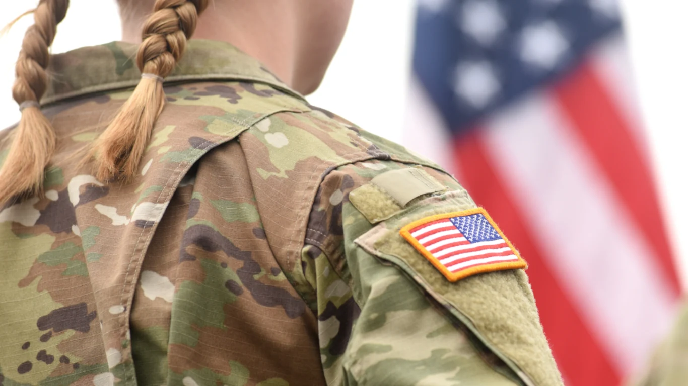 Amerykanie pozostają światowym liderem pod względem wydatków na wojsko. Kwota wydana przez USA przewyższyła sumy przeznaczone na ten cel Chin, Rosji i Indii razem wziętych Amerykanie pozostają światowym liderem pod względem wydatków na wojsko. Kwota wydana przez USA przewyższyła sumy przeznaczone na ten cel Chin, Rosji i Indii razem wziętych