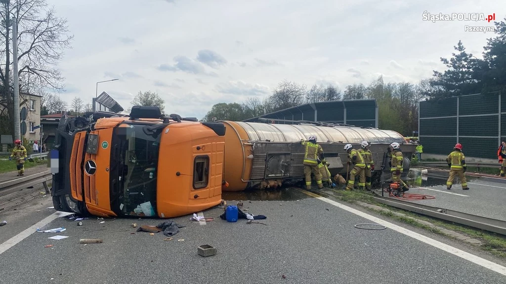 Cysterna blokuje drogę, poważne utrudniania Cysterna blokuje drogę, poważne utrudniania