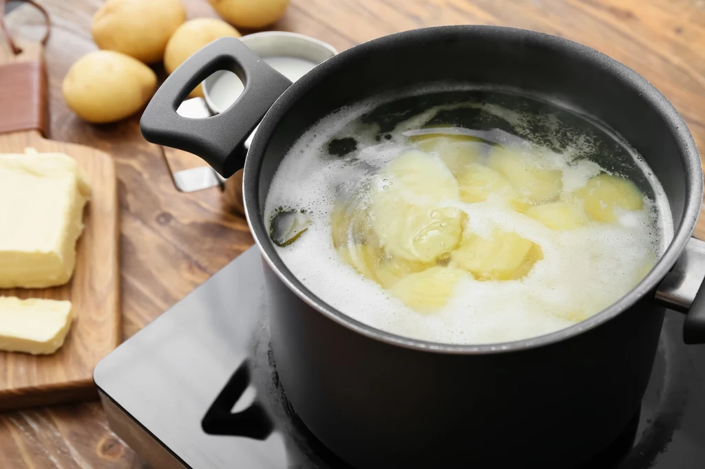 Woda z ziemniaków po gotowaniu ma wiele zastosowań