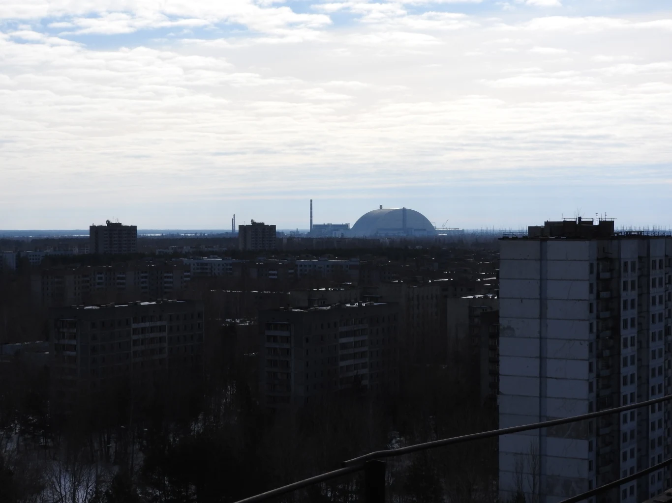 W Prypeci mieszkało około 50 tysięcy osób. W tle czarnobylska elektrownia. Zdjęcie z 2018 roku W Prypeci mieszkało około 50 tysięcy osób. W tle czarnobylska elektrownia. Zdjęcie z 2018 roku