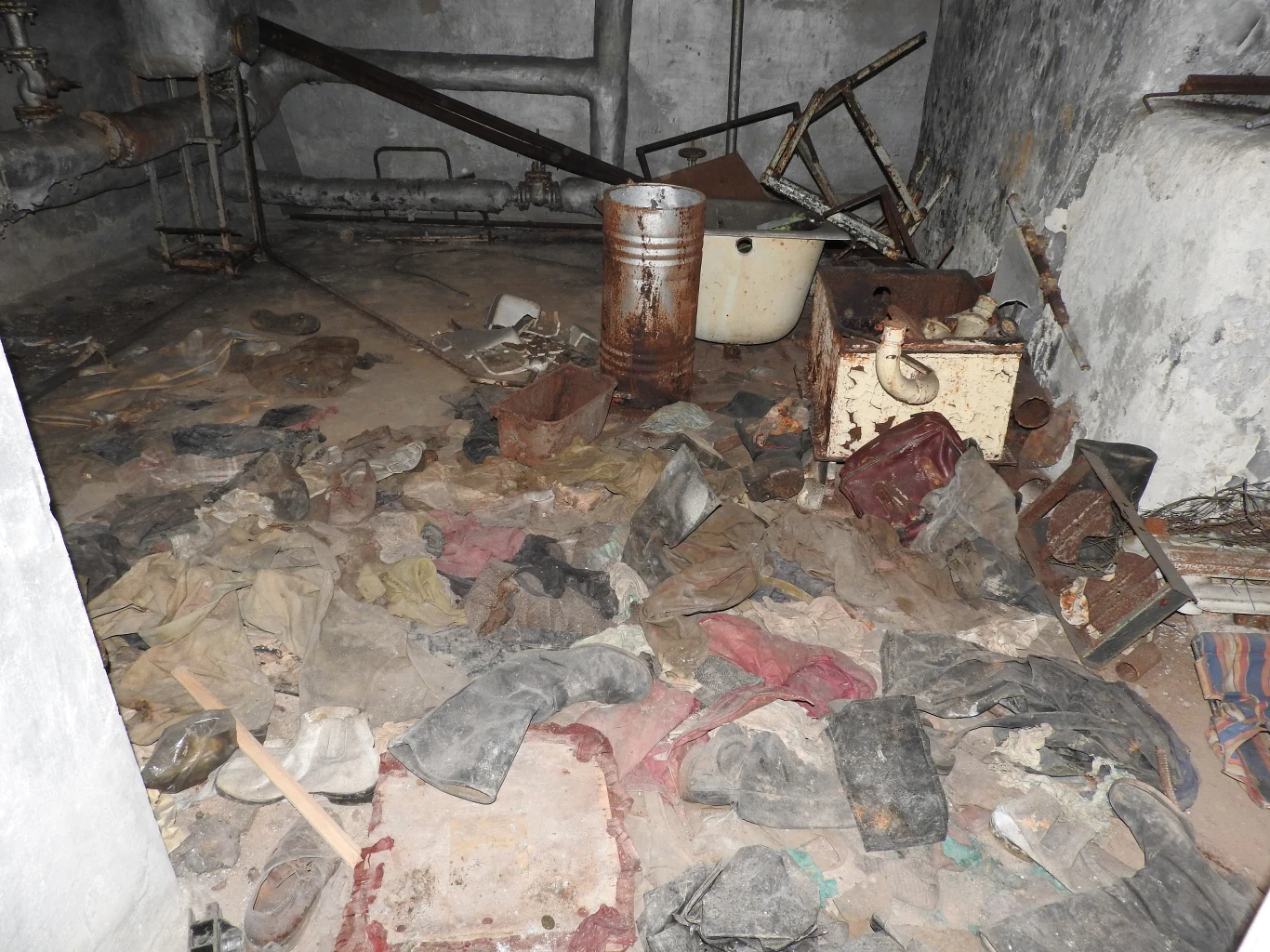 Podziemia szpitala w Prypeci. To pierwsze miejsce, gdzie przywieziono strażaków gaszących pożar elektrowni. Mężczyzn rozebrani i silnie napromieniowane ubrania zniesiono do piwnic budynku. Leżą tam do dziś Podziemia szpitala w Prypeci. To pierwsze miejsce, gdzie przywieziono strażaków gaszących pożar elektrowni. Mężczyzn rozebrani i silnie napromieniowane ubrania zniesiono do piwnic budynku. Leżą tam do dziś