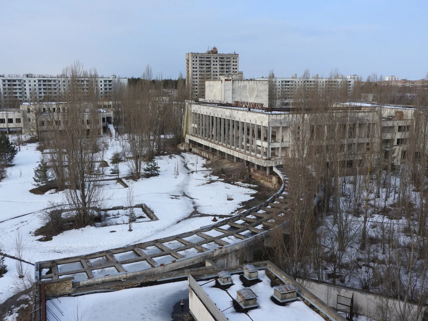Centrum Prypeci w 2018 roku. W centrum zdjęcia - dom kultury "Energetyk". Miasto duchów stało się inspiracją dla wielu książek, filmów i gier Centrum Prypeci w 2018 roku. W centrum zdjęcia - dom kultury "Energetyk". Miasto duchów stało się inspiracją dla wielu książek, filmów i gier
