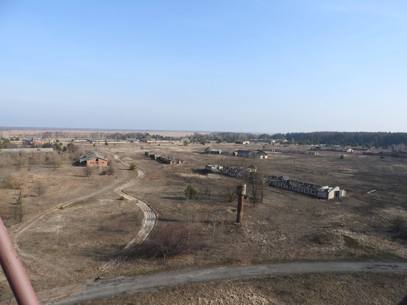 Opuszczony sowchoz - gospodarstwo rolne, na Białorusi. Dziś teren zamknięty jest czymś w rodzaju rezerwatu, azylu dla dzikich zwierząt. Można tam spotkać np. wilki czy niedźwiedzie. Zdjęcie z 2019 roku Opuszczony sowchoz - gospodarstwo rolne, na Białorusi. Dziś teren zamknięty jest czymś w rodzaju rezerwatu, azylu dla dzikich zwierząt. Można tam spotkać np. wilki czy niedźwiedzie. Zdjęcie z 2019 roku