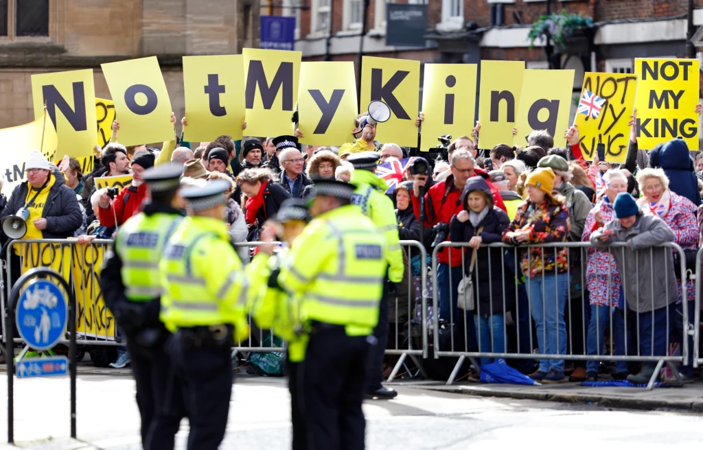 Pikieta antymonarchistów