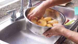 ​Więcej nie wylewaj wody po gotowaniu ziemniaków. Nie masz pojęcia, jak może ci się przydać