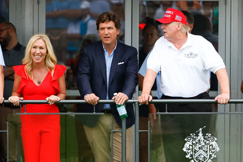 Były prezydent Donald Trump, Tucker Carlson oraz członkini Kongresu Marjorie Taylor Greene w trakcie zawodów golfowych w New Jersey, lipiec 2022 r.