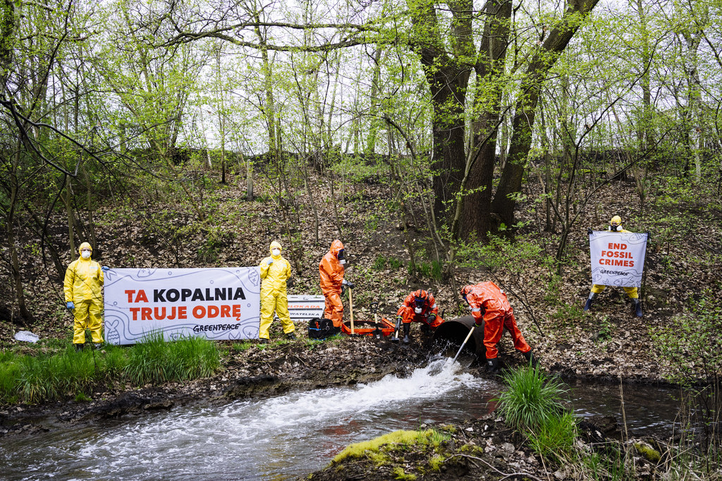 Symboliczna blokada ścieków z kopalni