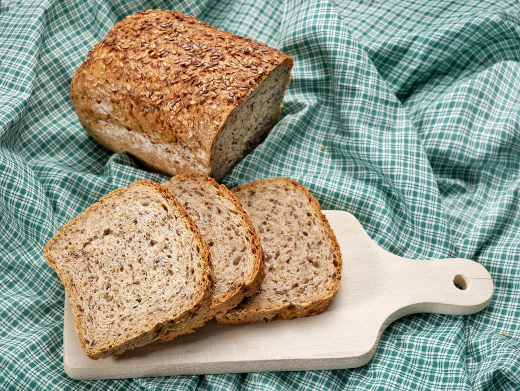 Chleb razowy ma więcej cennego błonnika, niż chleb biały.