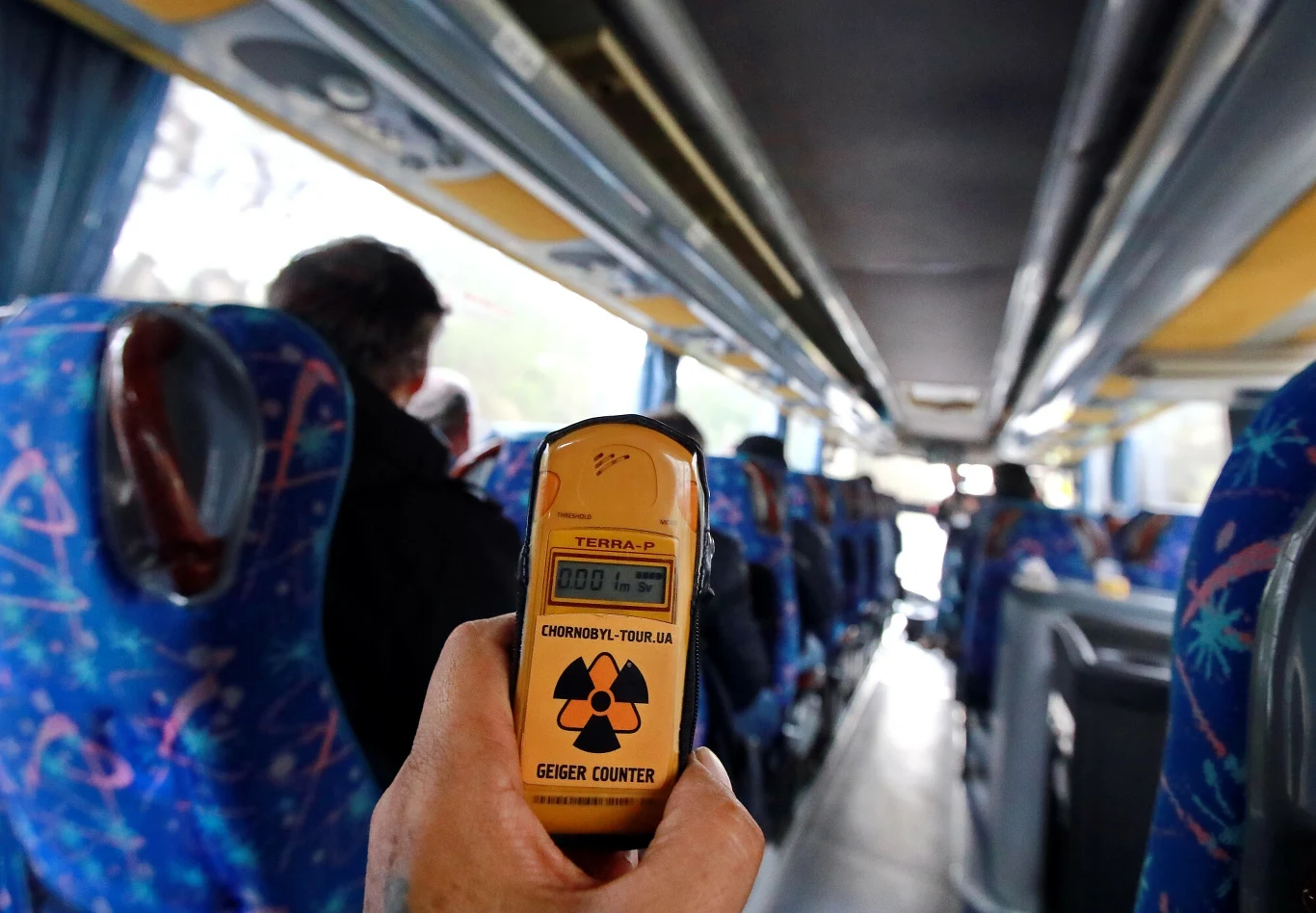 Autokar z turystami zbliżającymi się do "strefy wykluczenia" wokół Czarnobyla (2021 rok) Autokar z turystami zbliżającymi się do "strefy wykluczenia" wokół Czarnobyla (2021 rok)