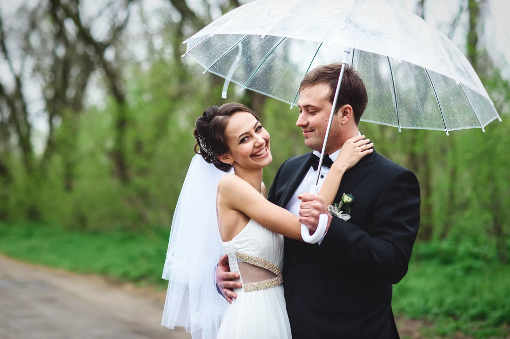 Deszcz w dniu ślubu jest dobrym omenem, o ile nie idzie w parze z burzą lub gradem