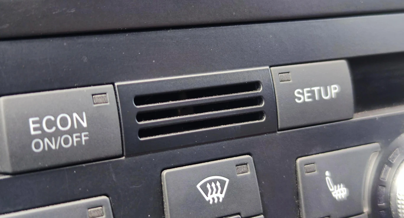 Do czego służy tajemnicza kratka na desce rozdzielczej auta? article cover