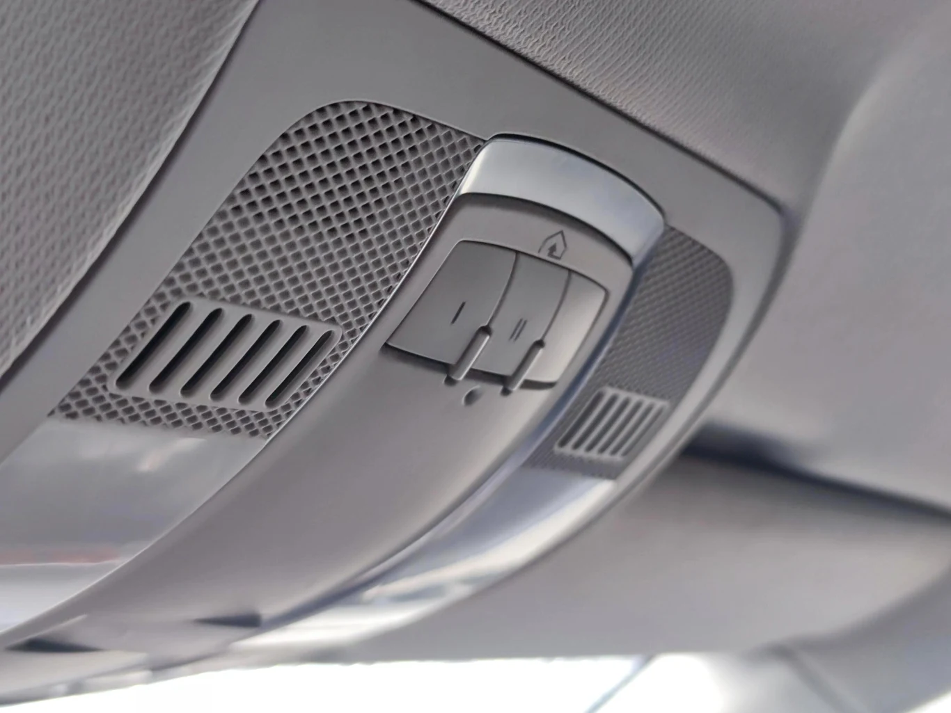 Czasem tajemnicza kratka znajduje się w podsufitce