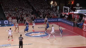 Koszykarze Anwilu (niebieskie stroje) z Pucharem Europy FIBA