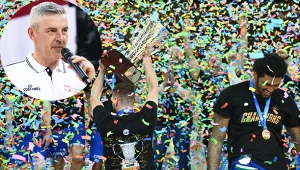 Maciej Zieliński gratuluje koszykarzom Anwilu