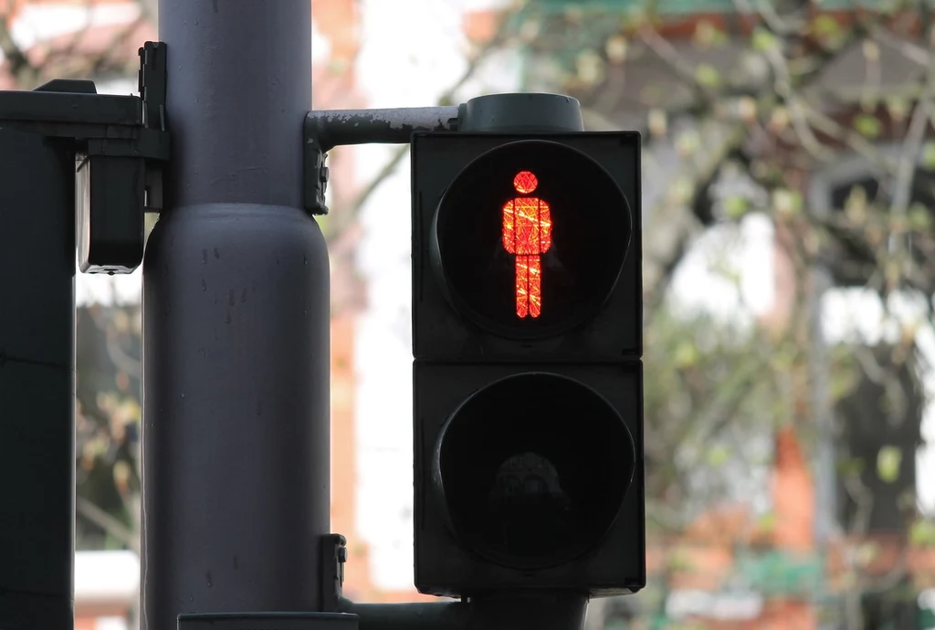 Przeszedł na czerwonym świetle. Policja ukarała go nadzwyczaj surowo