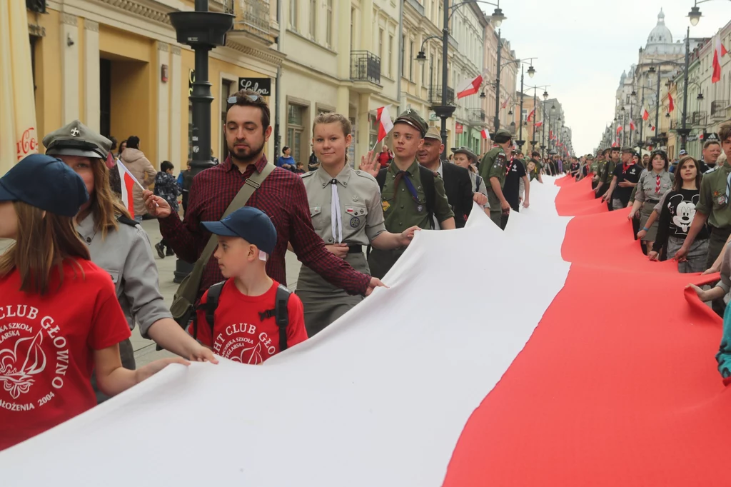 Święto flagi RP. Ulicą Piotrkowską w Łodzi harcerze ZHP przeszli z 123 metrową flagą Święto flagi RP. Ulicą Piotrkowską w Łodzi harcerze ZHP przeszli z 123 metrową flagą