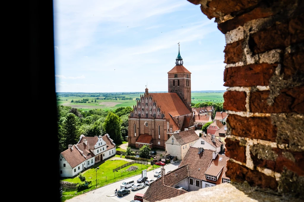 Reszel jest klimatyczny za sprawą starych domów, wąskich uliczek i malowniczego zamku.