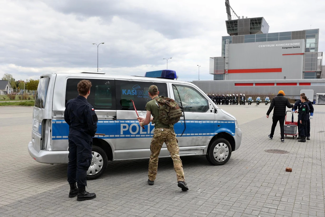 Pokaz możliwości bezpiecznych szyb KASIGLAS na Polsecure w Kielcach / fot. Targi Kielce Pokaz możliwości bezpiecznych szyb KASIGLAS na Polsecure w Kielcach / fot. Targi Kielce