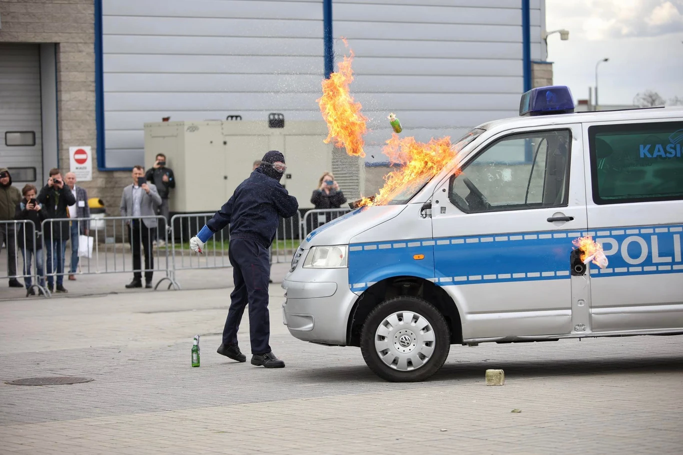 Pokaz możliwości bezpiecznych szyb KASIGLAS na Polsecure w Kielcach / fot. Targi Kielce Pokaz możliwości bezpiecznych szyb KASIGLAS na Polsecure w Kielcach / fot. Targi Kielce