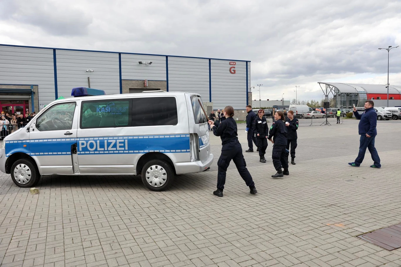 Pokaz możliwości bezpiecznych szyb KASIGLAS na Polsecure w Kielcach / fot. Targi Kielce Pokaz możliwości bezpiecznych szyb KASIGLAS na Polsecure w Kielcach / fot. Targi Kielce