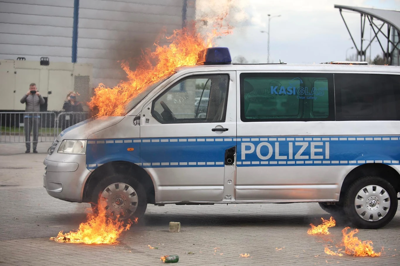 Pokaz możliwości bezpiecznych szyb KASIGLAS na Polsecure w Kielcach / fot. Targi Kielce Pokaz możliwości bezpiecznych szyb KASIGLAS na Polsecure w Kielcach / fot. Targi Kielce