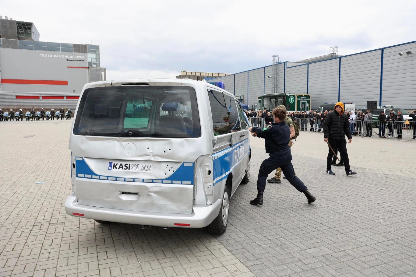 Pokaz możliwości bezpiecznych szyb KASIGLAS na Polsecure w Kielcach / fot.Targi Kielce Pokaz możliwości bezpiecznych szyb KASIGLAS na Polsecure w Kielcach / fot.Targi Kielce