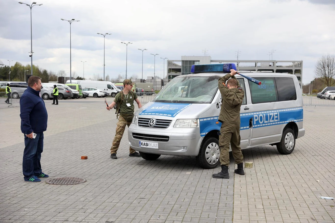 Pokaz możliwości bezpiecznych szyb KASIGLAS na Polsecure w Kielcach / fot. Targi Kielce Pokaz możliwości bezpiecznych szyb KASIGLAS na Polsecure w Kielcach / fot. Targi Kielce