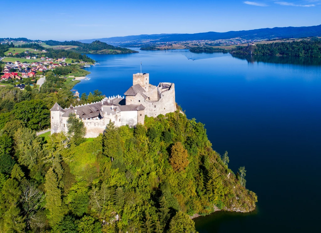 Zamek w Niedzicy i Jezioro Czorsztyńskie to wspaniałe atrakcje, które czekają na turystów w okolicy nowego kompleksu
